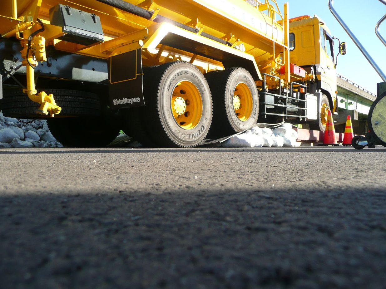 地震による道路の段差解消修正材『スーパーソルL3路面段差用』