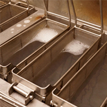 【地震対策例】　厨房 （食品関係）【安震アジャスター】