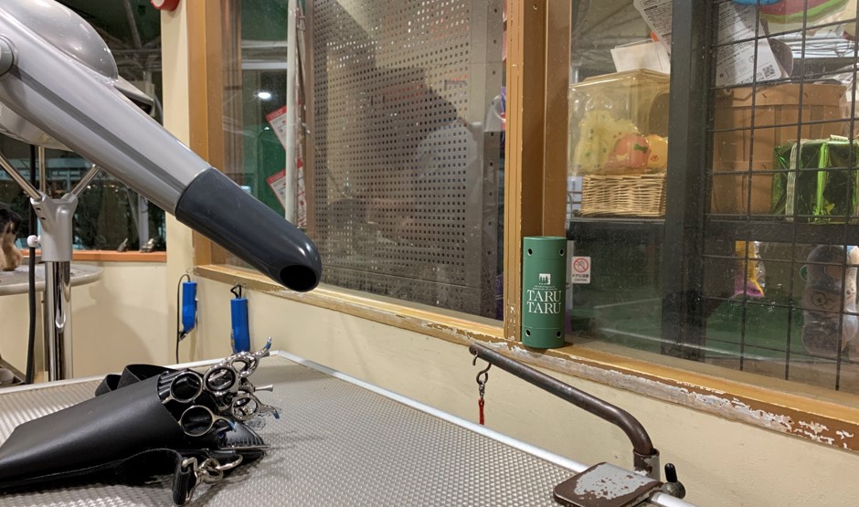 消臭剤　設置事例　トリミング室内の動物臭を解決！