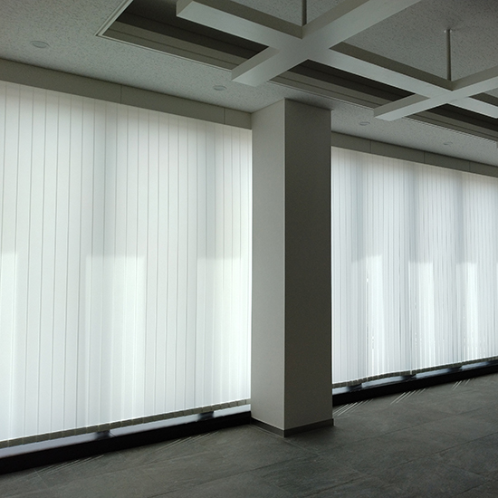 【施工事例：金融機関】全面ガラス張りを活かす。お悩み解決！