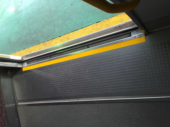 列車乗降口用LED点滅すべり止め