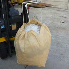 薪1kg40円 300kg〈超高火力〉杉,ひのき　軽トラック1台分　フレコンバッグ角型1m3×3袋 net300kg　大量購入可能です。お気軽にご相談ください。薪ストーブ　ピザ釜　パン釜　薪風呂　等にどうぞ✨☀️✨　 角型300リットル 投入口全開 2点ロープ吊り小型フレコンバッグ