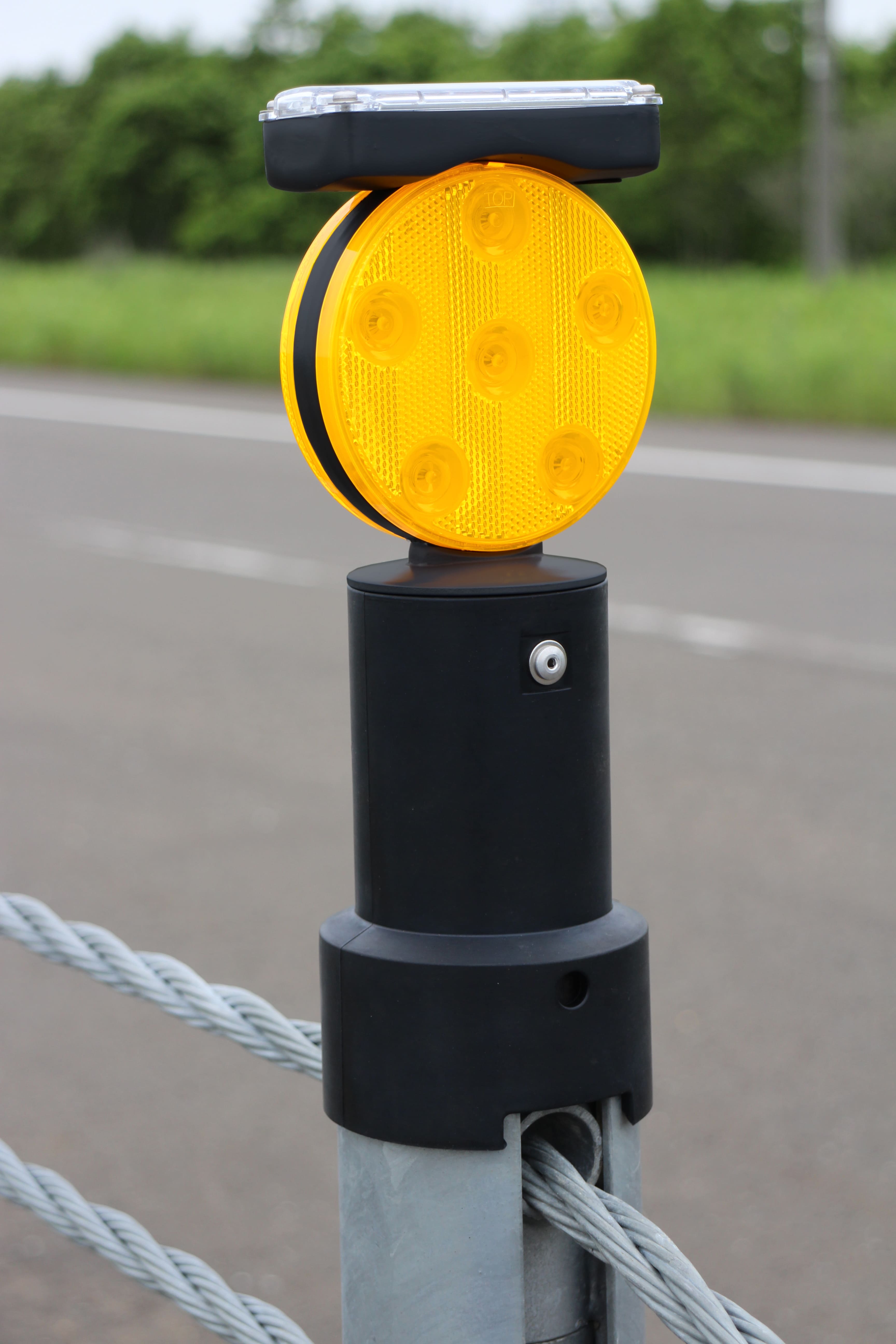 ワイヤロープ式防護柵用自発光デリネーター ※NETIS登録技術 キャット