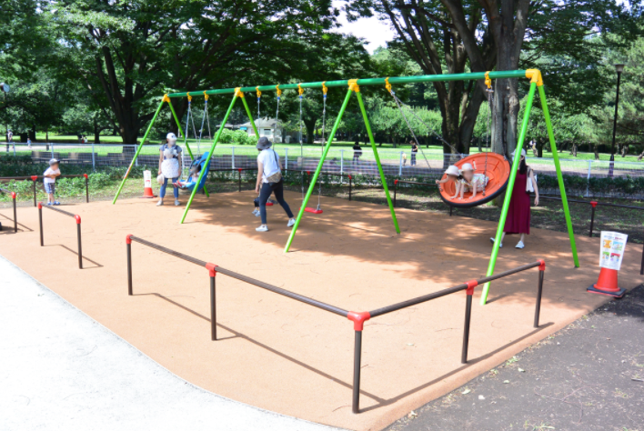 インクルーシブ遊具『大型3連ぶらんこ』 日都産業 | イプロス