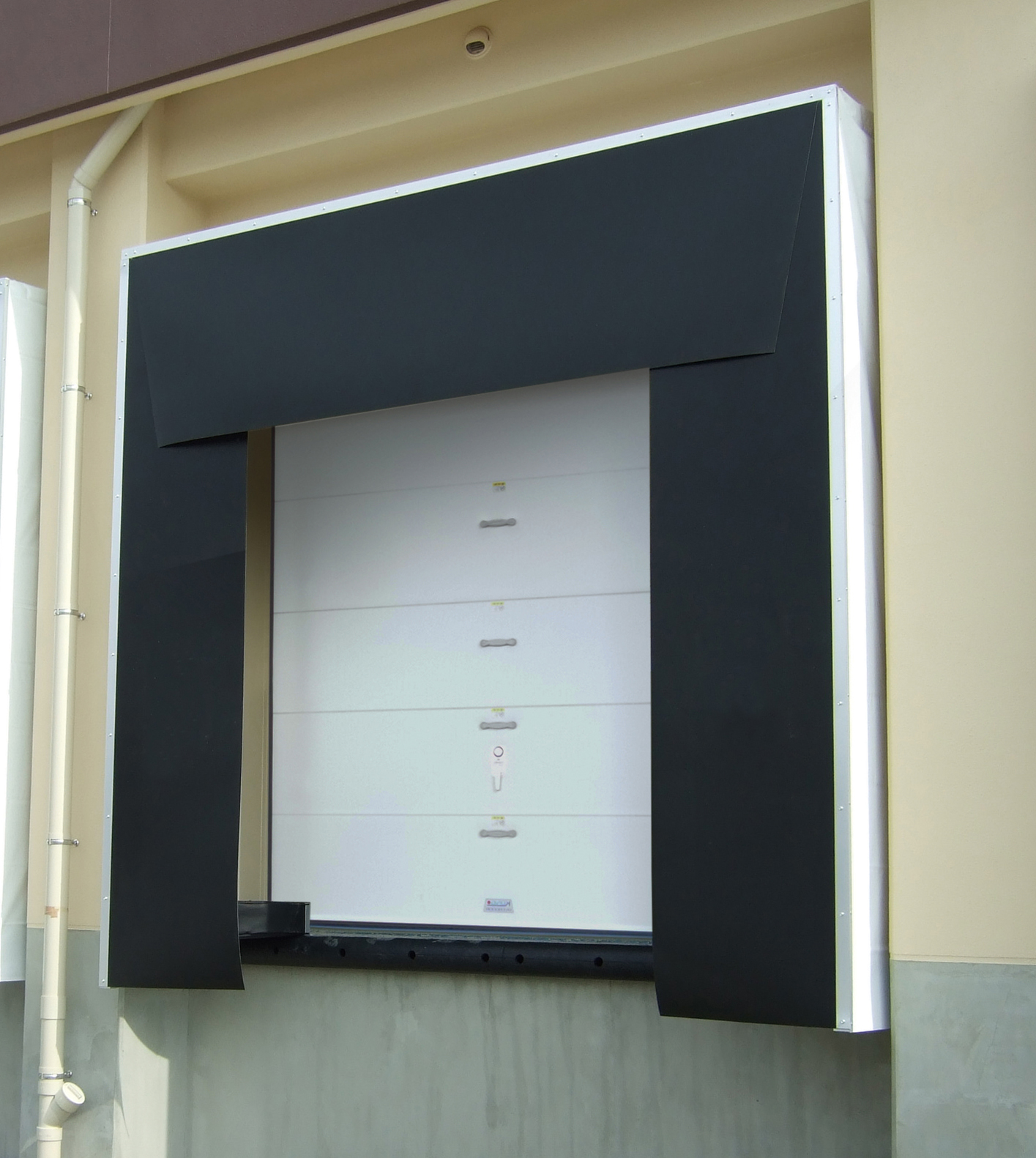 開口部断熱材　ウェザーシール　定温物流倉庫/冷凍冷蔵倉庫