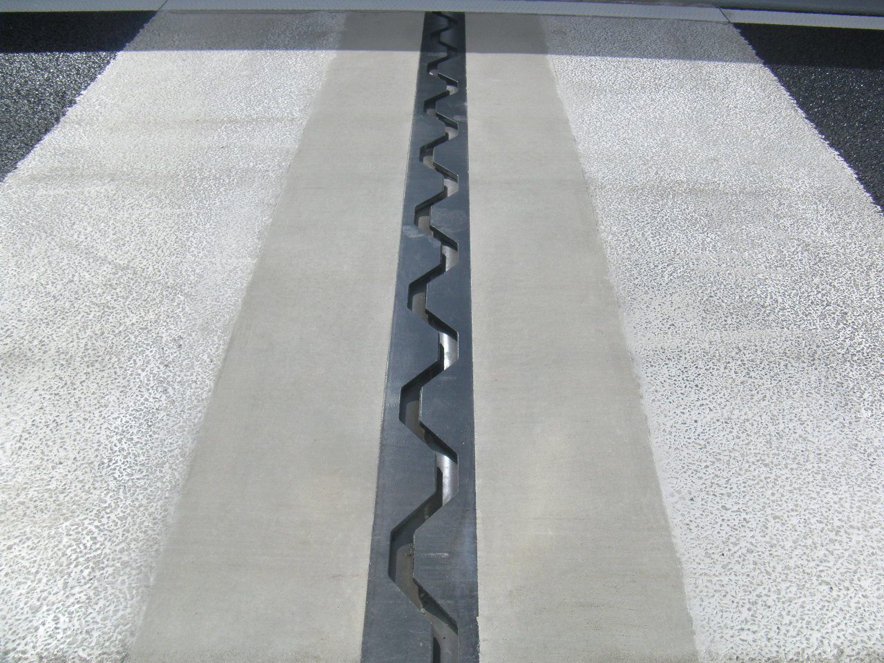 伸縮装置ハイブリッドジョイント【施工事例　大阪府】