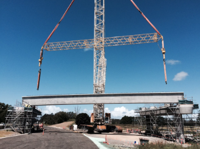 事例　シンホイストシステムによる正確な制御による橋桁の配置