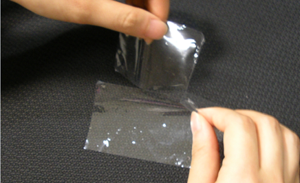 手で切れる粘着フィルムシート　（手切れ性フィルムタック）