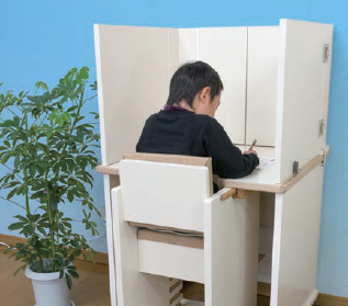 発達障害のある子の為の学習机イーチェスク