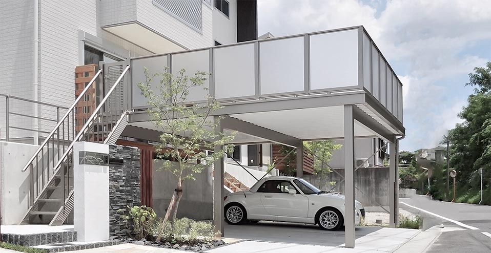 車の上がバルコニーになるカーポート『Flange Port』 渡辺パイプ