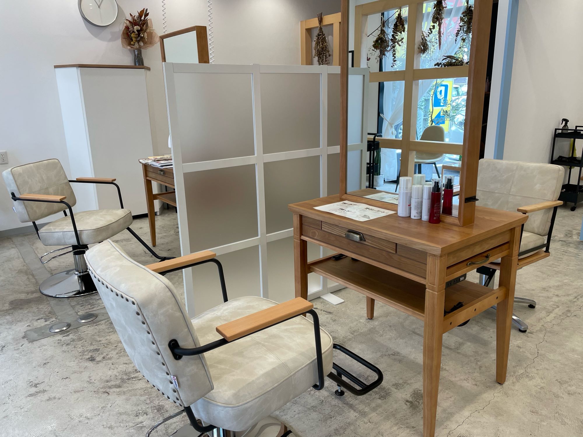 【導入事例】美容・サロンパーテーション４（オクタノルムシステム）