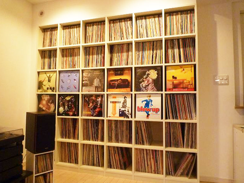 【収納棚実例】大量のレコードをスッキリ見せるレコードラック
