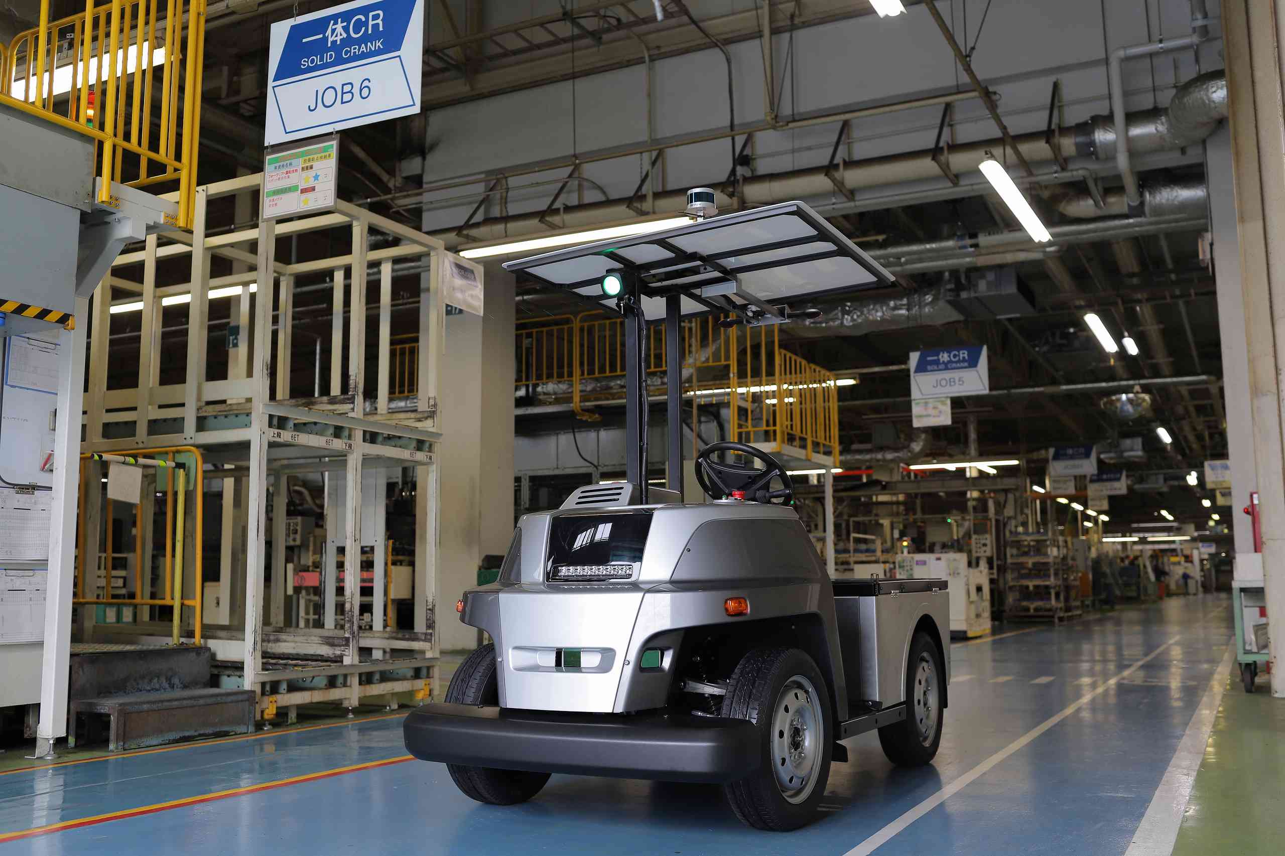 導入工事不要、屋内外対応の自動搬送サービス"eve auto"