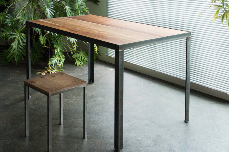 無骨なスチールの質感が楽しめる『Lアングルテーブル脚』 渡辺パイプ