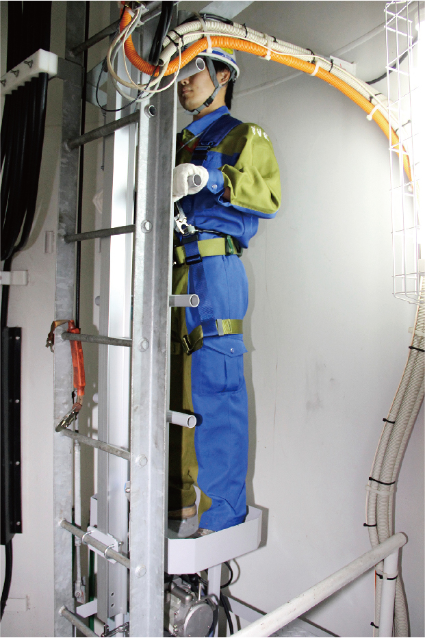 風力発電機タワー内昇降機(1人乗り)｜既設風車に後付け可能