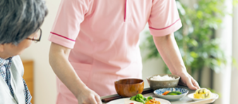 【お悩み解決事例】トレイの上の食器をスベらないようにしたい