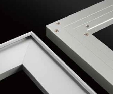 面材の破損や振動音を防止　『アルミフレーム扉』