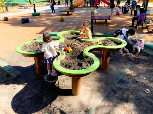 インクルーシブ遊具『クローバーサンドボックス』