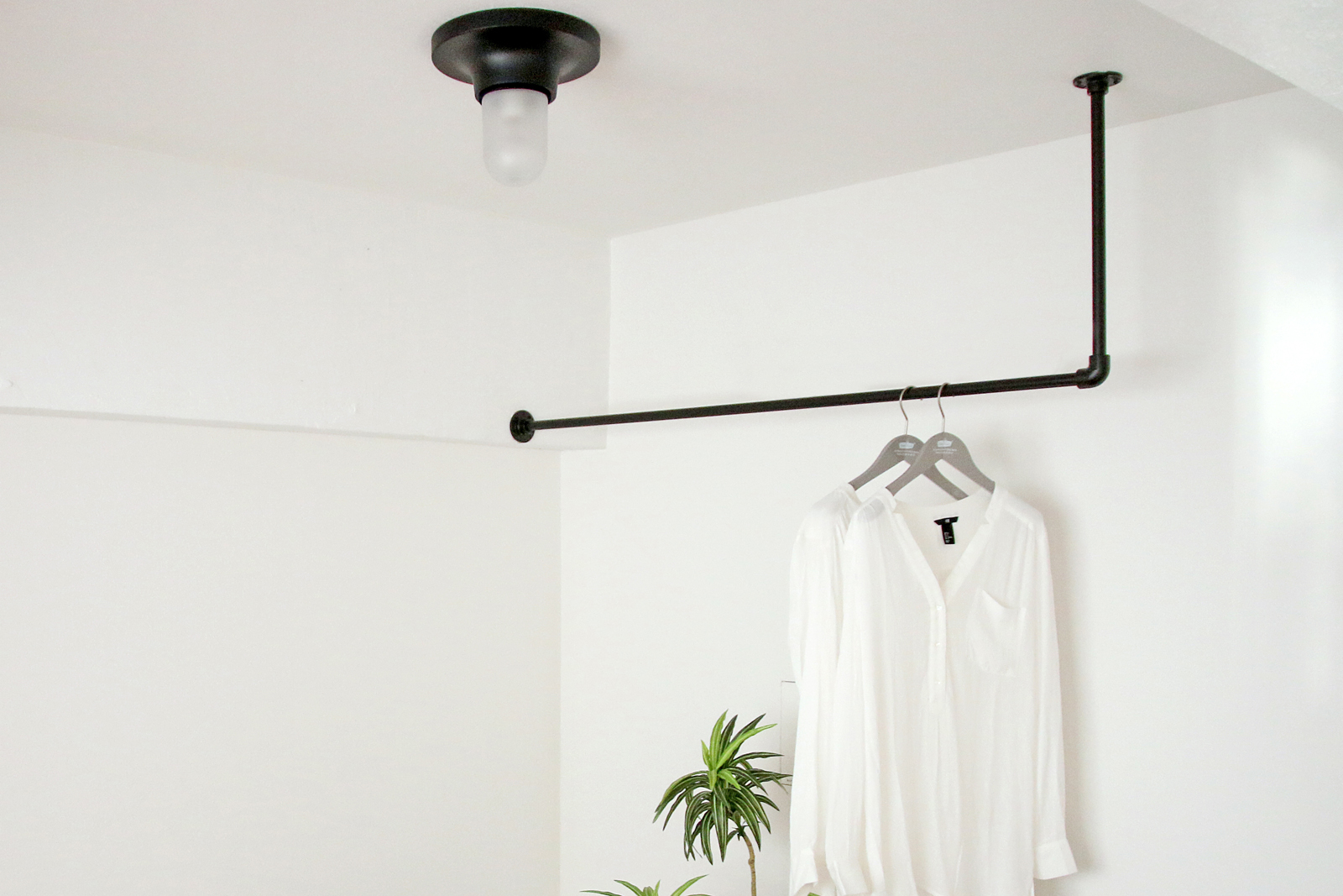 アイアンハンガーパイプ コの字型-天井吊セット アイアンハンガーパイプ コの字型-天井吊タイプ - ホワイト | TECTURE