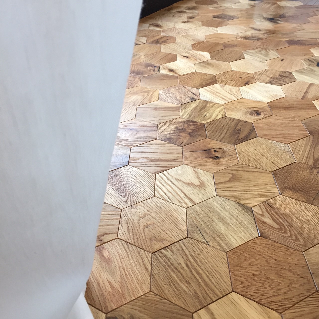 店舗空間に最適！六角形の木のタイル【ヘキサゴン】オーク材 田中製材