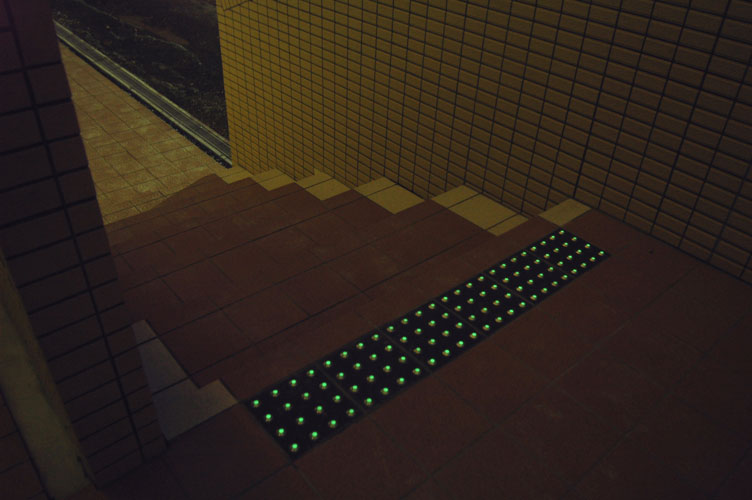 視覚障害者用点字鋲『ナビホタル』