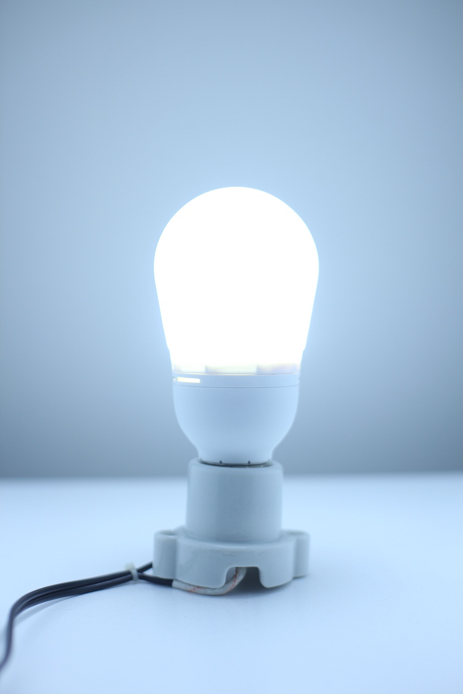 solana(ソラナ)600ルーメンCCFL電球