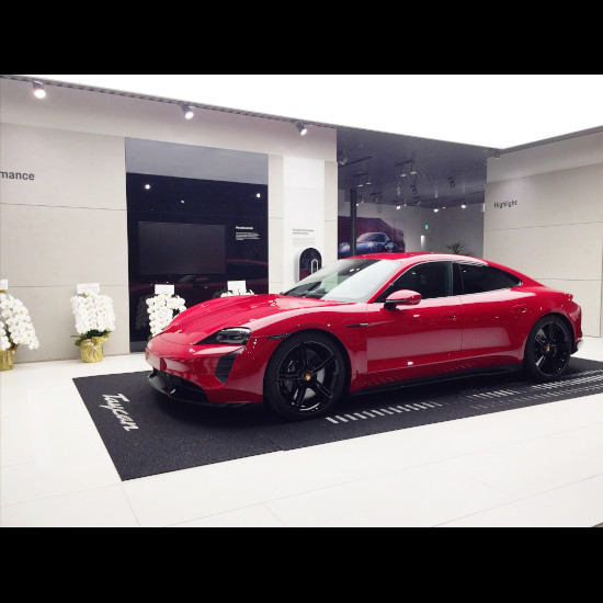 ＜ディー ラー様向け事例＞車をより美しく魅せる光膜天井のご提案