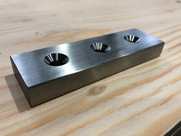 【SS400加工品】フライス6Ｆ+穴あけ+Ｃ面取り｜金属加工事例