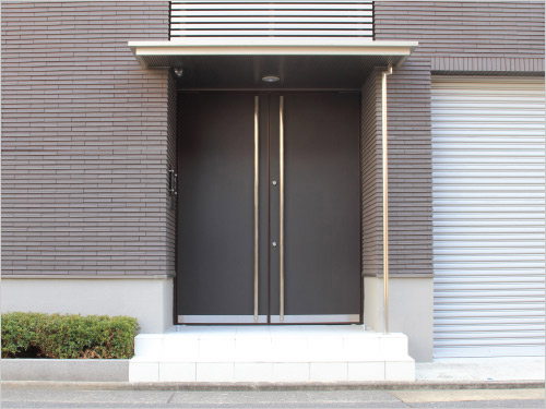 Flashドア 施工例】フロアヒンジドア 長尾木鋼 | イプロス