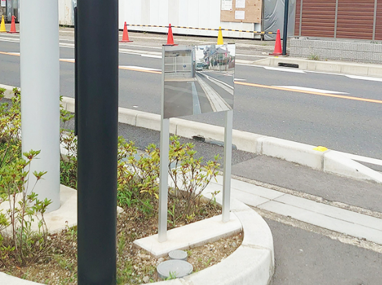 安全対策ミラー導入事例 車通りが激しい道路の安全確認に!