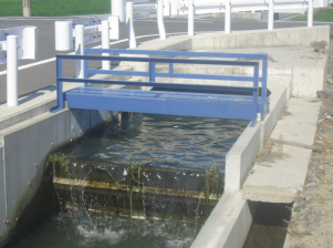 管理橋一体型転倒ゲート