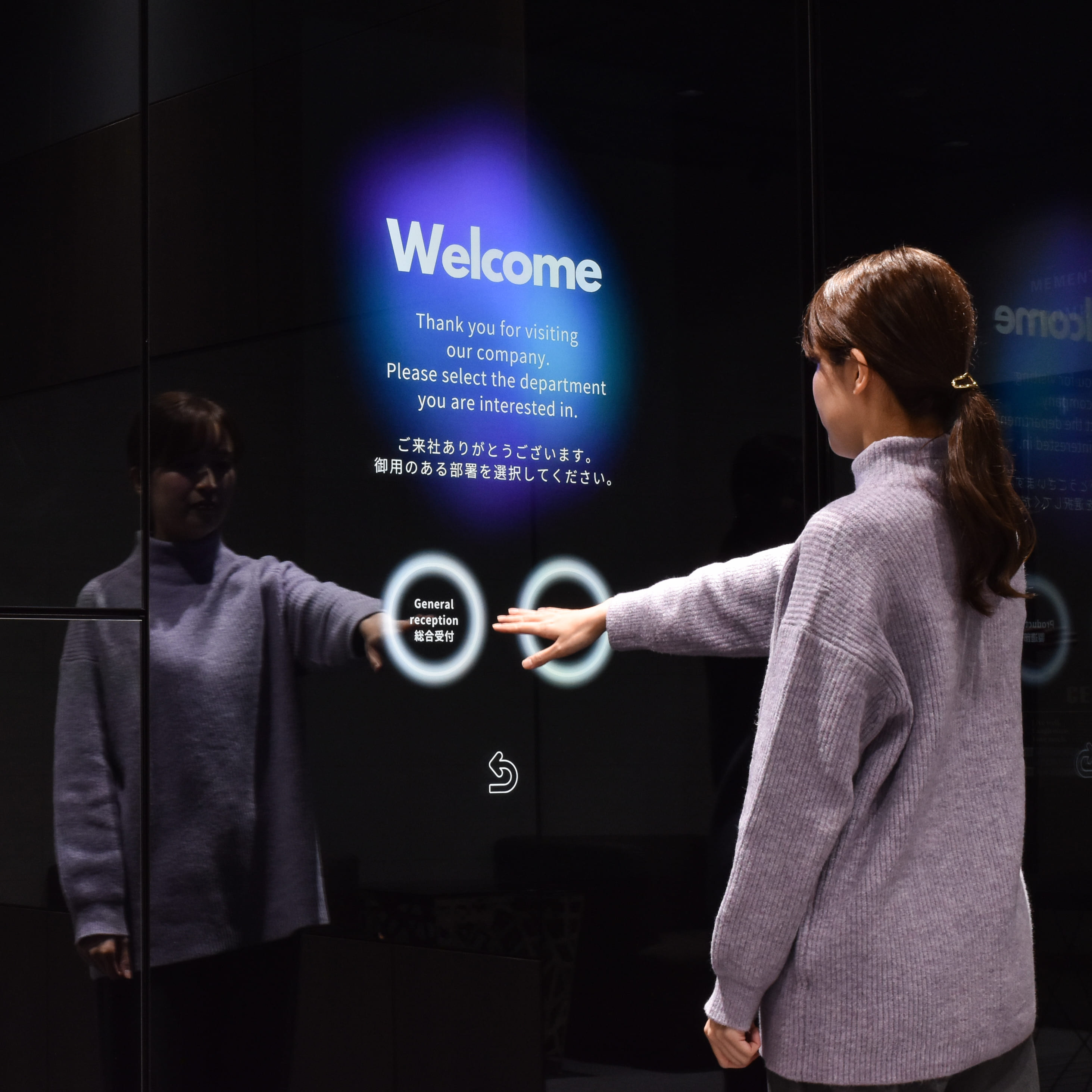 【ミラー型サイネージ】オフィスの受付・ホテル・マンション向け