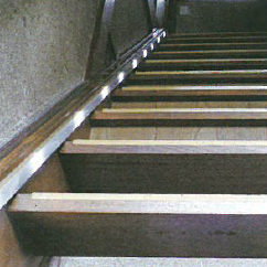 【ステップライト施工事例】13段標準型 直進階段