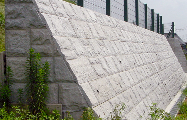 残存型枠工法　施工事例「急傾斜」