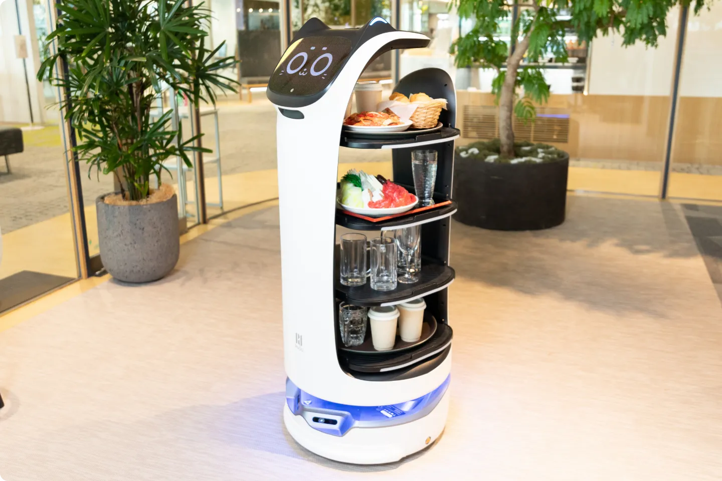 キュートな見た目＆大容量！配膳・運搬ロボット『BellaBot』