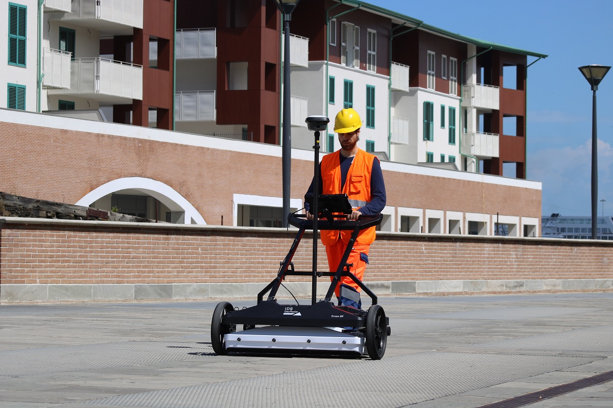 配管も空洞も取り逃さない多配列地中レーダー　Stream DP