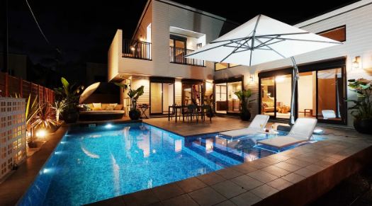 浅瀬にチェアベッド ラグジュアリーマジラインスタイル