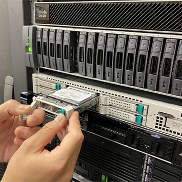 保守切れサーバが故障…スポット保守はブレイヴコンピュータ