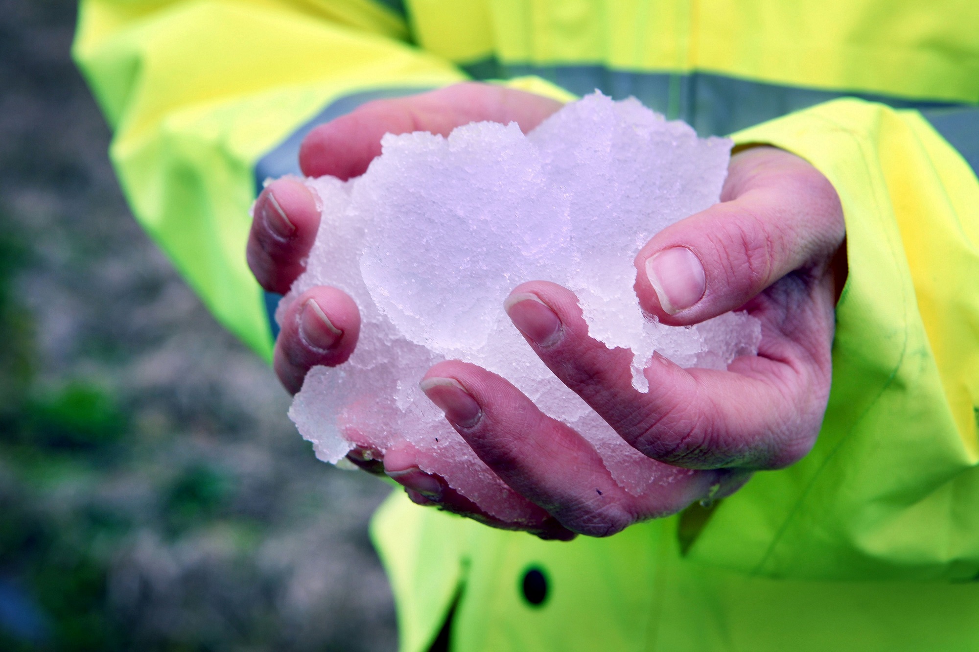 氷で様々な圧送管路を短時間で長距離洗浄　アイスピグ管内洗浄工法