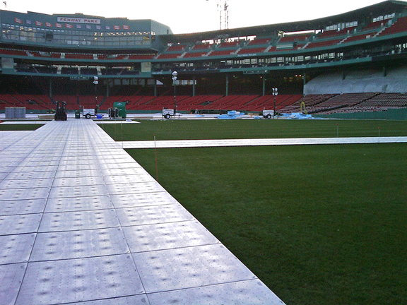 芝を保護する半透明敷板アーマーデッキ