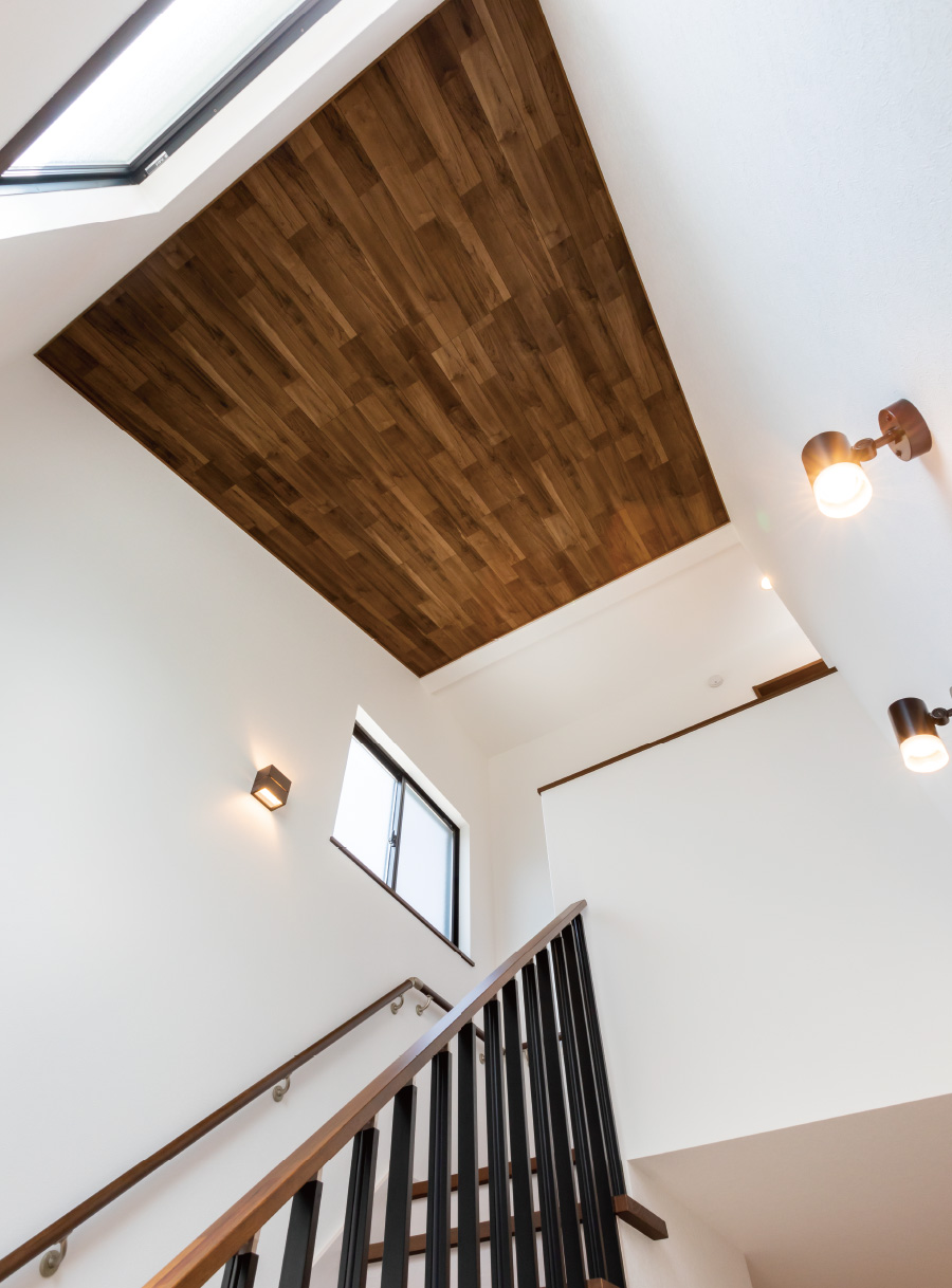 Open space with a one-point wood grain ceiling 