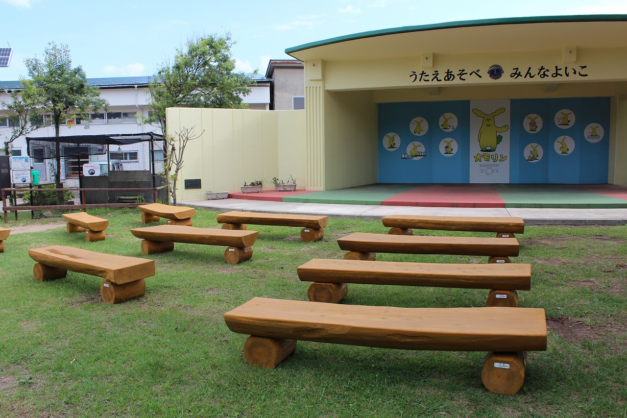 雪まがりベンチ　杉半割丸太ベンチ