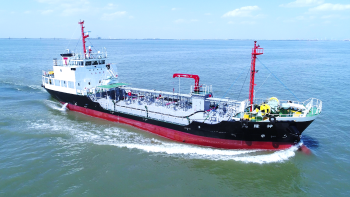 【落雷対策事例：タンカー】ブリッジへの落雷を避雷球で回避