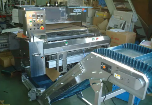 【製作事例】製品搬送用コンベア 傾斜コンベア