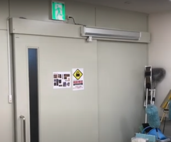 【導入事例】薬品工場 更衣室のドアを自動化|ベンリードアロボ