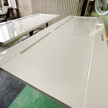 ピアノ塗装がら生まれた「熟練職人と大型機械による塗装鏡面仕上げ」