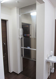 【小荷物専用昇降機 設置事例】調理場から大広間・個室へ料理を昇降