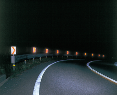 反射式線形誘導標『カーブアイ』