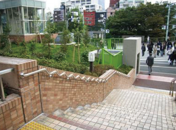 【採用事例：教育施設】波形手すり『キッククネット』