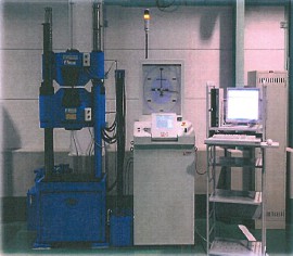 テストピースの引張試験に　30kN縦型引張試験機